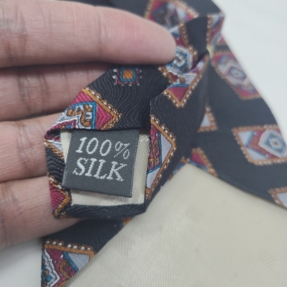 Oscar de la Renta | Black and Red Vintage Silk Rectangle Patterned Tie - Picture 4 of 10